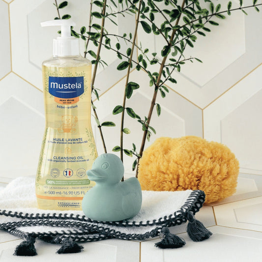 Mustela Cleansing Oil 500ml Ambience Image