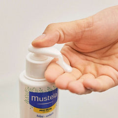 Mustela Nourishing Cleansing Gel with Cold Cream 300ml Product Gel Applying 
